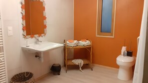 Regadera, secadora de cabello, toallas 