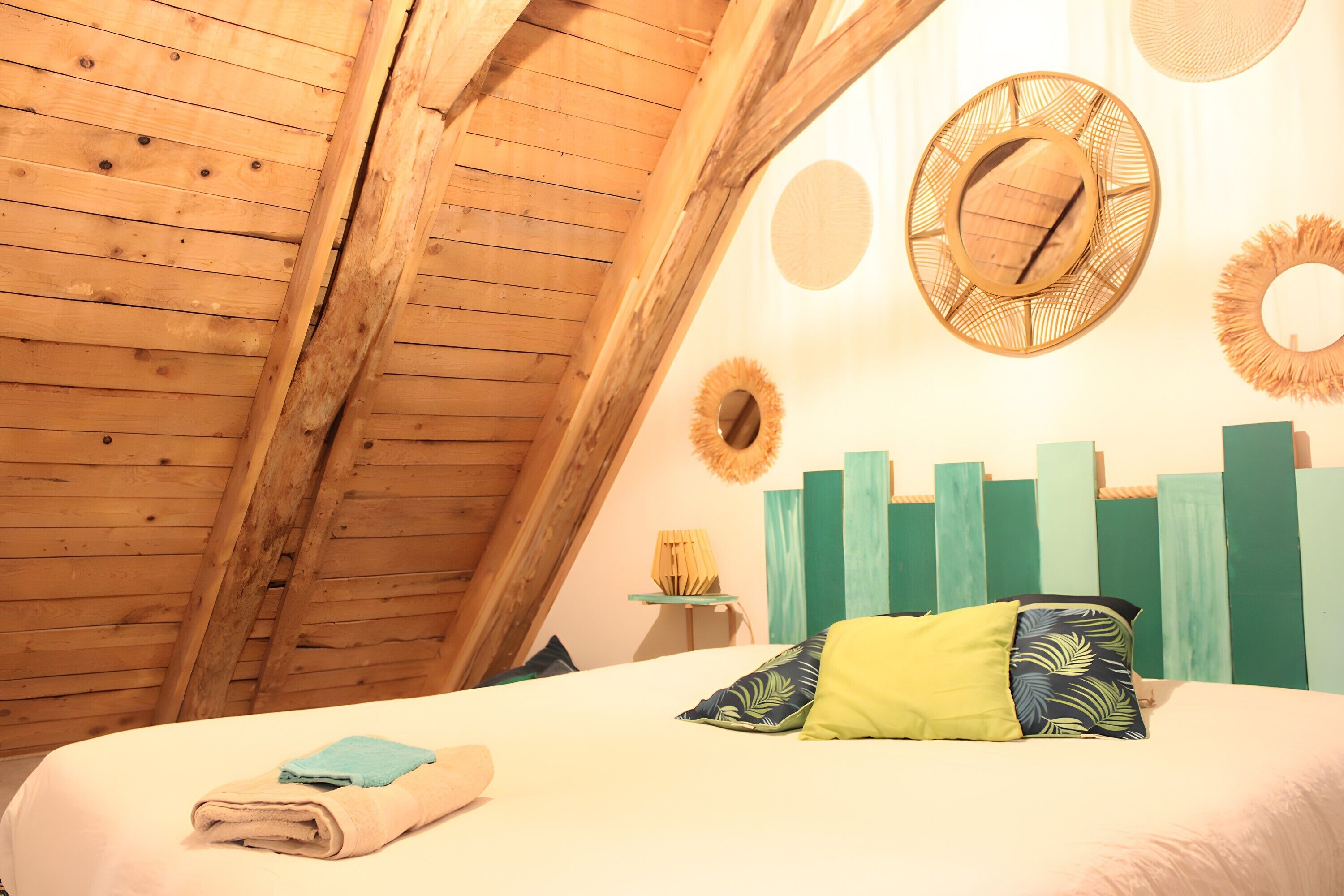 Tabla de planchar con plancha, wifi, ropa de cama