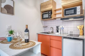 Réfrigérateur, micro-ondes, four, cafetière/bouilloire