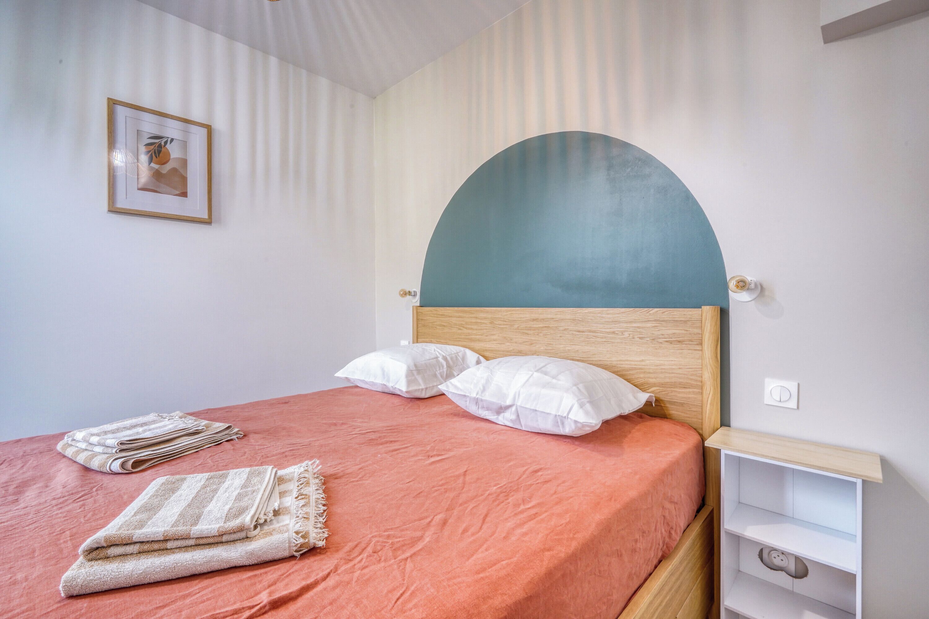 Iron/ironing board, WiFi, bed sheets