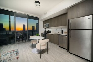 Dining - Skyline views, Brickell area, W parking, hot tub (Miami)