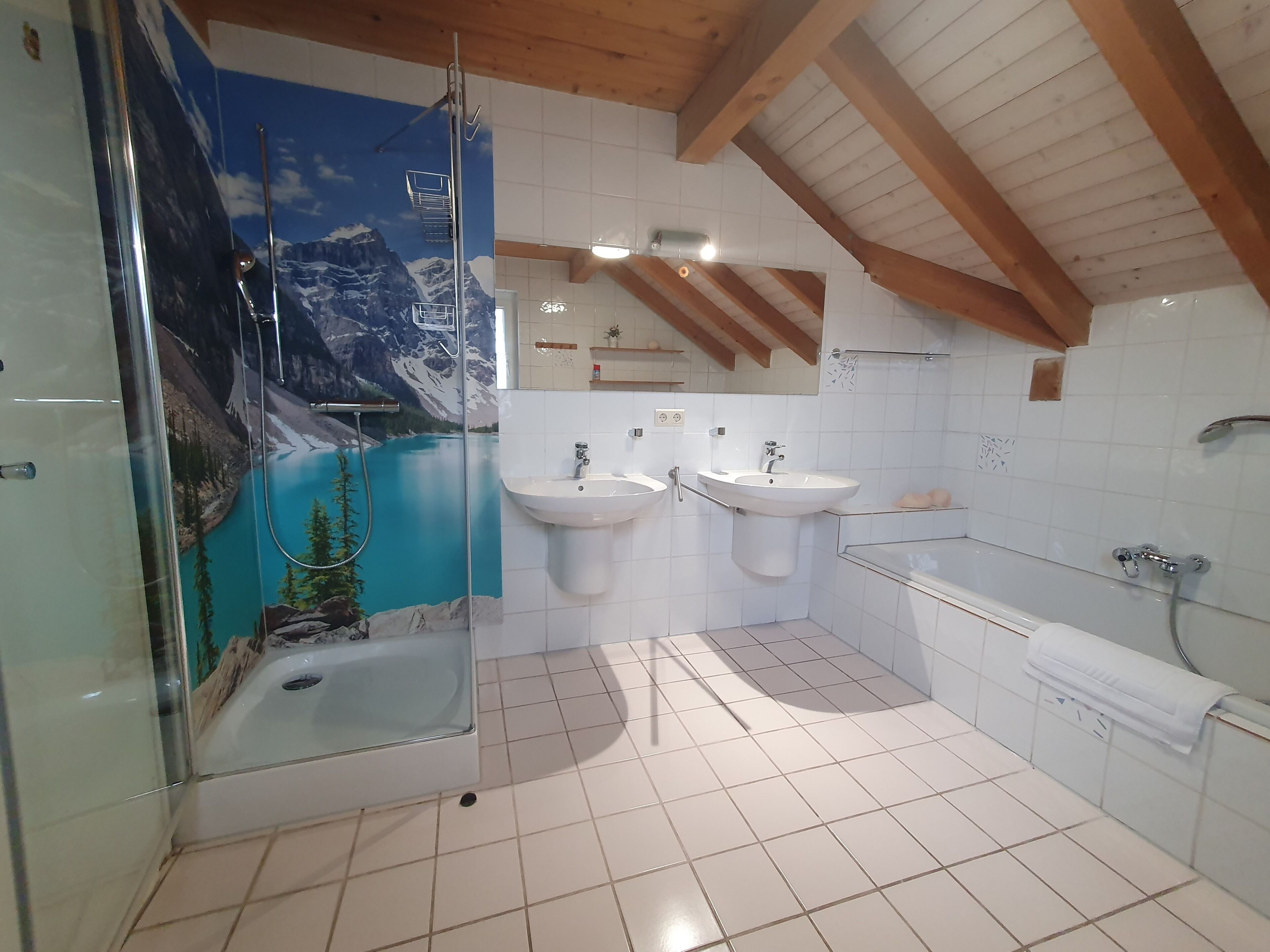 Comfort-Apartment, 2 Schlafzimmer, Balkon, Bergblick | Badezimmer | Haartrockner, Handtücher, Seife, Toilettenpapier