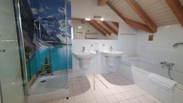 Comfort-Apartment, 2 Schlafzimmer, Balkon, Bergblick | Badezimmer | Haartrockner, Handtücher, Seife, Toilettenpapier
