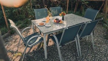 Comfort-Apartment, 2 Schlafzimmer, Balkon, Bergblick | Speisen im Freien