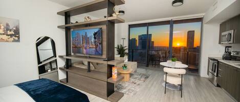 Escritorio, tabla de planchar con plancha, wifi y ropa de cama