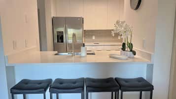 Kylskåp, mikrovågsugn, ugn och spishäll