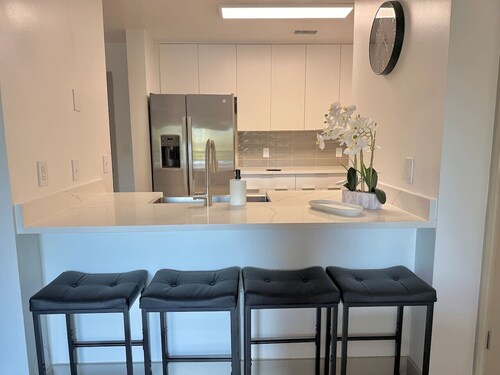 3 bed | 5 min BOA Stadium | Free Parking |500 Mbps