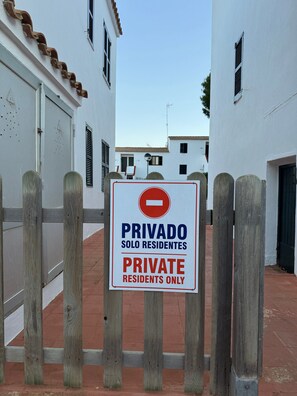 Señal que indica zona residencial privada con símbolo de prohibido el paso.