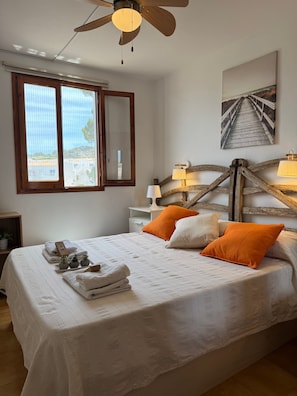 2 bedrooms, iron/ironing board, WiFi, bed sheets - Apartment 'Dreams Of Menorca' with Sea View, Shared Pool, and Wi-Fi (Arenal des Castell)