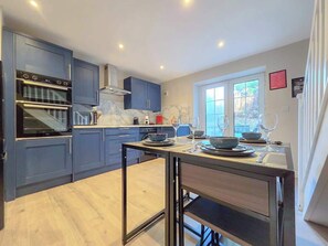 Fridge, microwave, oven, stovetop - Perfect Booking | 2 Bed Home in Merthyr Tydfil (Merthyr Tydfil)