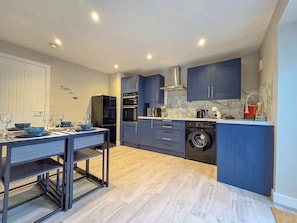 Fridge, microwave, oven, stovetop - Perfect Booking | 2 Bed Home in Merthyr Tydfil (Merthyr Tydfil)