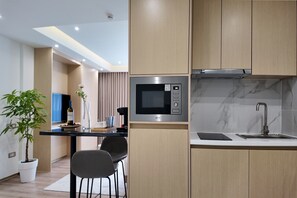 Fridge, microwave, stovetop, coffee/tea maker - Coastal Apartment with On-Site Bar & Fitness (Pireas)