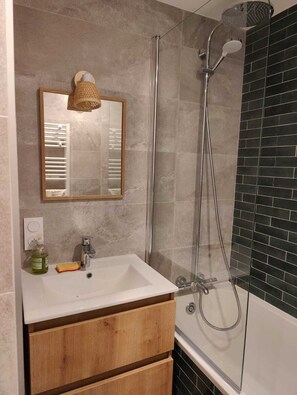 Dusche, Haartrockner, Handtücher, Seife