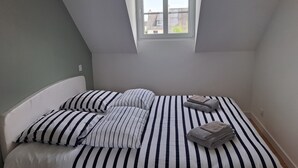 5 soverom, skrivebord, strykejern/-brett og reiseseng for barn
