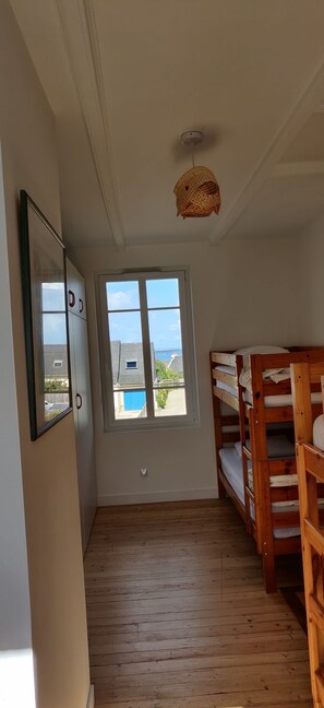 5 Schlafzimmer, Bügeleisen/Bügelbrett, Reisekinderbett, Bettwäsche