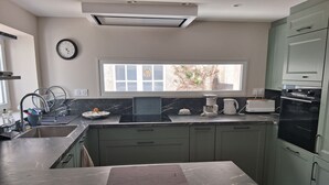 Kaffetrakter/tekoker, kjøleskap, mikrobølgeovn og ovn