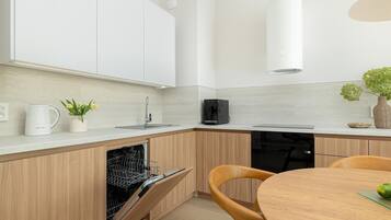 Fridge, oven, stovetop, dishwasher