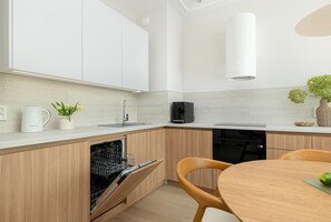 Kühlschrank, Ofen, Herdplatte, Geschirrspüler