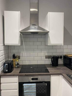 Fridge, microwave, oven, stovetop - Chic Maidstone Getaway (Maidstone)