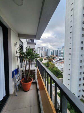 Leilighet – comfort, balkong, byutsikt | Overnattingsstedets uteområder