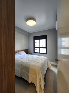 Leilighet – comfort, balkong, byutsikt | Blendingsgardiner, strykejern/-brett og wi-fi (inkludert)