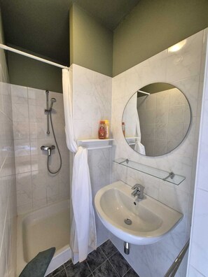 Shower, hair dryer, soap, toilet paper - Apartment side sea view 2 bedrooms 2 bathrooms Blankenberge (Blankenberge)