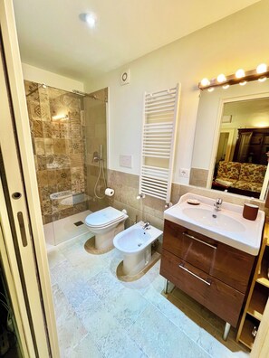 Douche, sèche-cheveux, bidet, serviettes fournies