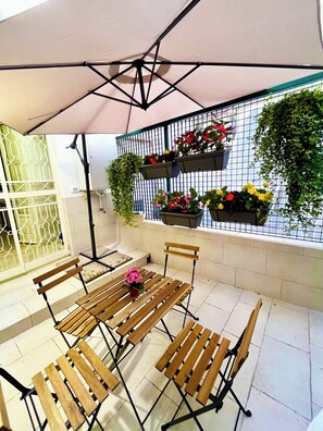 Outdoor dining - Sea of Levant Living Plus (Bari)