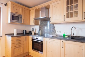 Private kitchen - ღLiboria | Aidling Panorama house with mountain view (Riegsee)