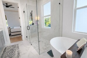 Jetted bath, eco-friendly toiletries, hair dryer, towels - Bahia Vista Wellness House w/ heated pool, spa, sauna, garage gym. (Sarasota)