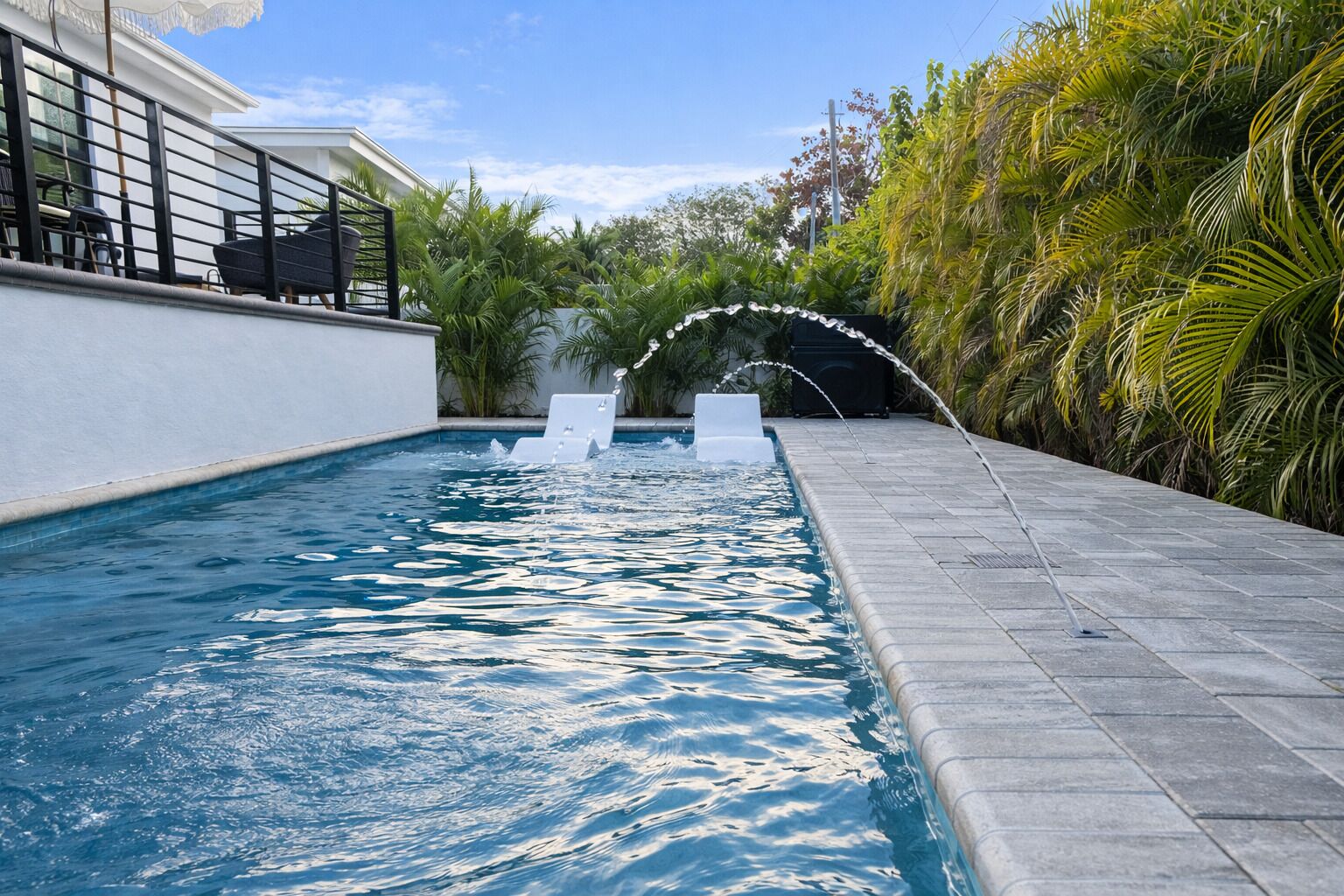 Una piscina al aire libre, una piscina climatizada
