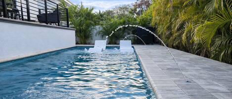 Una piscina al aire libre, una piscina climatizada