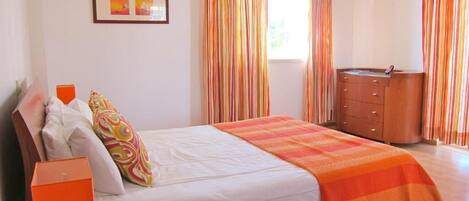 Villa, balkon, uitzicht op tuin | Een kluis op de kamer, geluiddichte muren, een strijkplank/strijkijzer