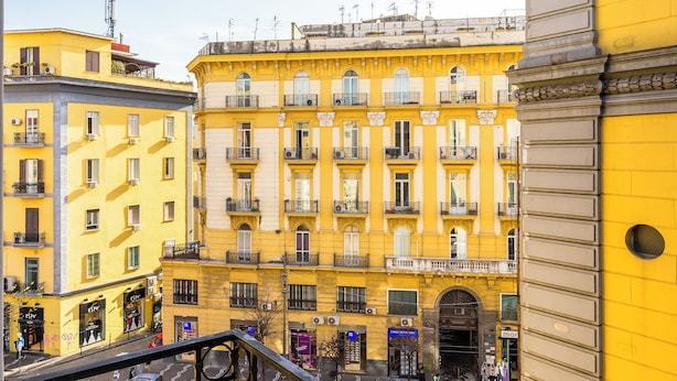 A yellow building with multiple balconies and a central entrance. - Casa al rettifilo con Terrazzo (Naples)