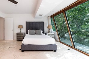 Planxa i posts de planxar, wifi gratuïta i roba de llit 