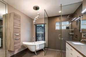 Douche, sĂšche-cheveux, serviettes fournies, shampoing