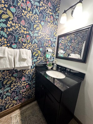 Shower, hair dryer, towels - SKI IN/OUT @ Lift > Shuffleboard, Hot Tub, Pool Table, PS5, 7 bedrooms (Snowshoe)