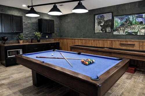 SKI IN/OUT @ Lift > Shuffleboard, Hot Tub, Pool Table, PS5, 7 bedrooms