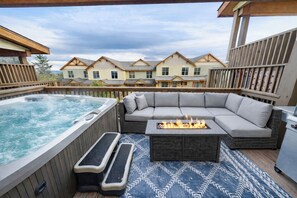 Outdoor spa tub - SKI IN/OUT @ Lift > Shuffleboard, Hot Tub, Pool Table, PS5, 7 bedrooms (Snowshoe)