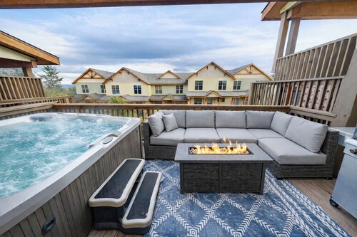 SKI IN/OUT @ Lift > Shuffleboard, Hot Tub, Pool Table, PS5, 7 bedrooms