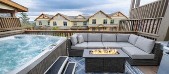 SKI IN/OUT @ Lift > Shuffleboard, Hot Tub, Pool Table, PS5, 7 bedrooms