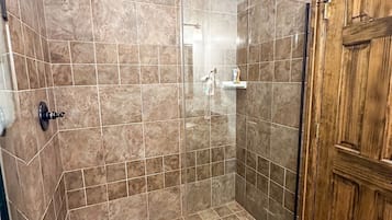Douche, sèche-cheveux, serviettes fournies
