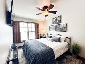 7 chambres, fer et planche à repasser, lit de bébé portatif