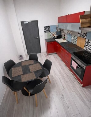 Deluxe Double Room | Dining - GuestNest-Erfurt (Erfurt)