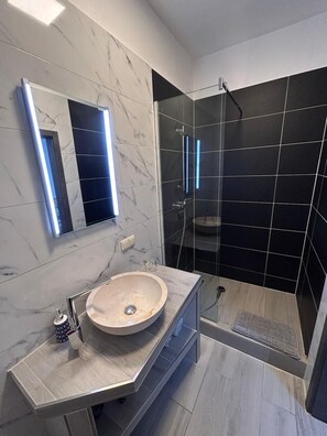 Standard Double Room | Bathroom | Shower, hair dryer, towels, soap - GuestNest-Erfurt (Erfurt)