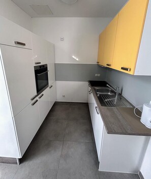 Deluxe Double Room | Private kitchen | Fridge, microwave, oven, stovetop - GuestNest-Erfurt (Erfurt)