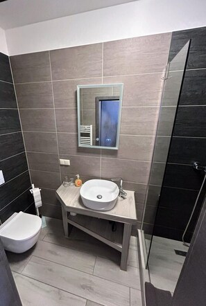 Shower, hair dryer, towels, soap - GuestNest-Erfurt (Erfurt)