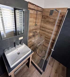 Standard Double Room | Bathroom | Shower, hair dryer, towels, soap - GuestNest-Erfurt (Erfurt)