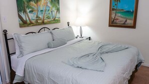 2 bedrooms, WiFi, bed sheets - NEW! Renovated  1st Floor  Beach 250ft  Pool (South Padre Island)