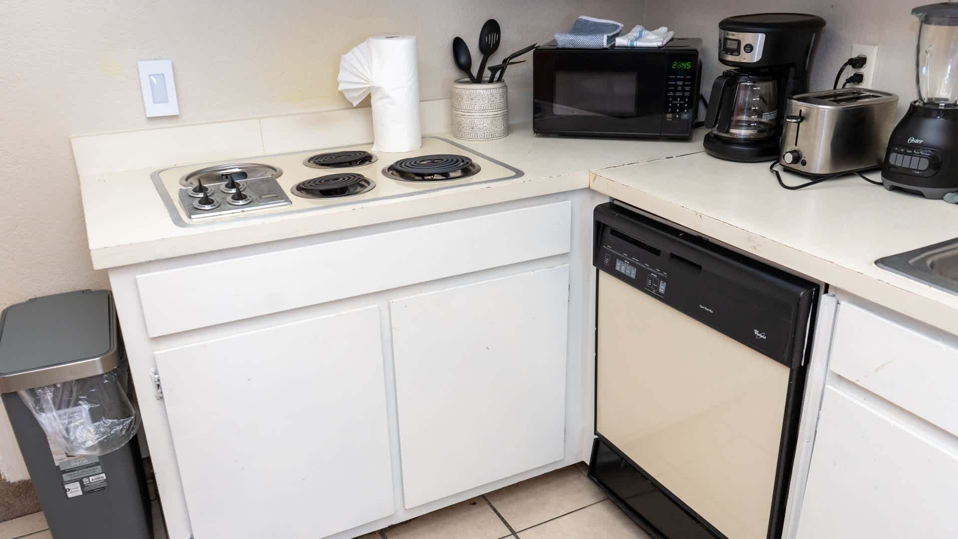 Een koelkast, een microgolfoven, een oven, een vaatwasser